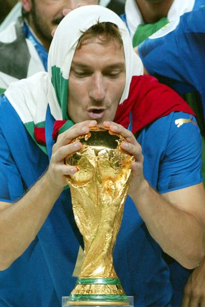 Berlino 9 luglio 2006, finale del Campionato del Mondo Germania 2006 Italia-Francia: Francesco Totti bacia la coppa del Mondo (LaPresse)